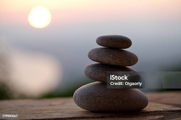 Pirámide De Piedras Foto de stock y más banco de imágenes de Agua - Agua, Aire libre, Anochecer