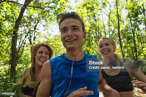 Joven Para Correr En La Parte Delantera De La Mujer Foto de stock y más banco de imágenes de Actividad