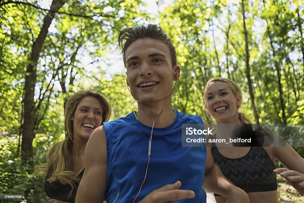 若い男性の前にジョギングの女性 - 3人のロイヤリティフリーストックフォト