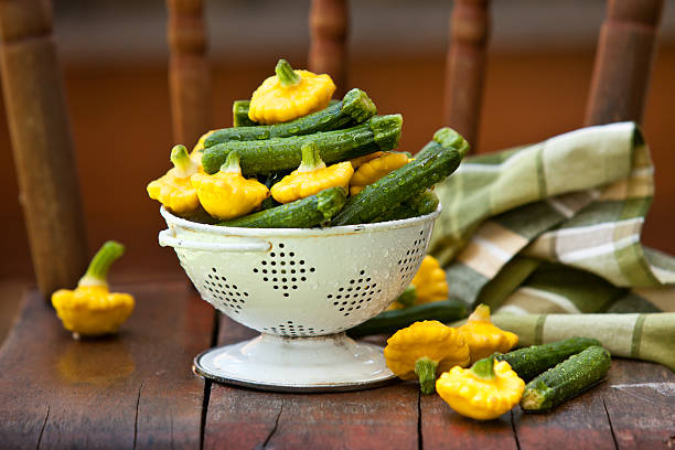 Bebé calabacín y Patty Pan Squash en blanco colador. - foto de stock