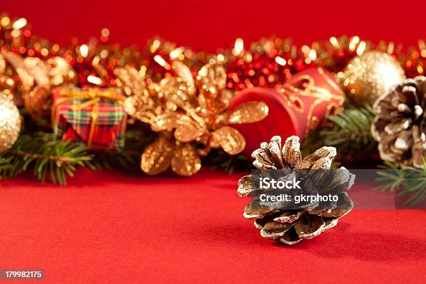 Cartolina Di Natale Con Un Cono E Decorazioni - Fotografie stock e altre immagini di Albero - Albero, Albero di natale, Amore