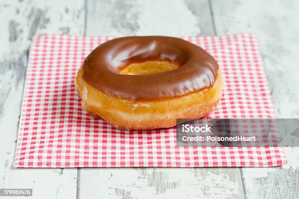 Foto de Donut De Chocolate e mais fotos de stock de Alimentação Não-saudável - Alimentação Não-saudável, Açúcar em Pó, Bolo