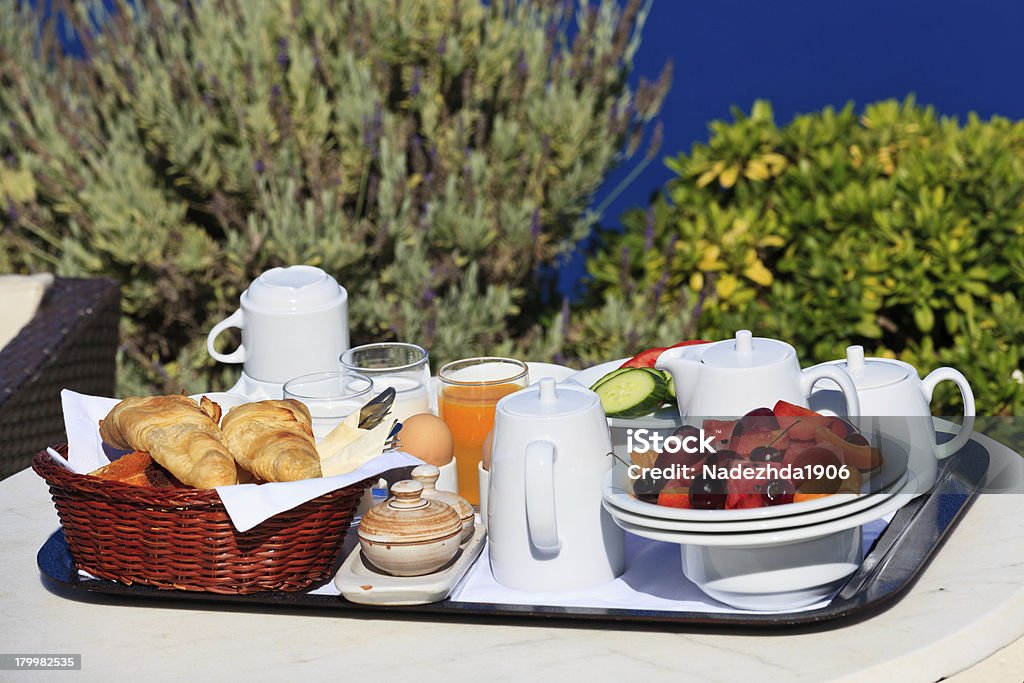 Delicioso desayuno para dos en vacaciones de verano - Foto de stock de Agua libre de derechos