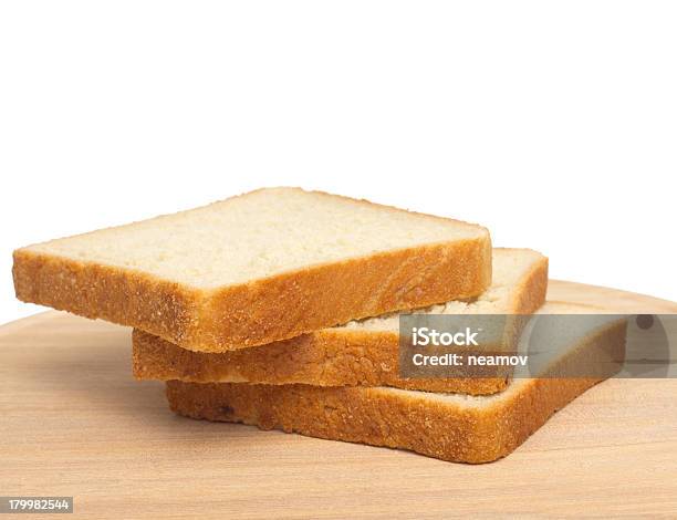 Zwei Scheiben Brot Auf Weißem Hintergrund Stockfoto und mehr Bilder von Abnehmen - Abnehmen, Bildhintergrund, Braun