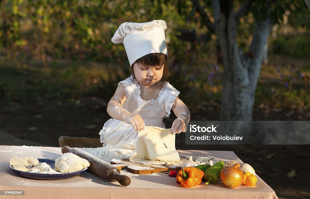 Pequeno chef prepara a massa - Foto de stock de Alho royalty-free