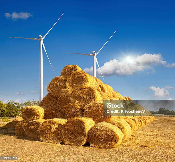 Haystacks Auf Dem Feld Windmühle Stockfoto und mehr Bilder von Ausgedörrt - Ausgedörrt, Ernten, Fotografie