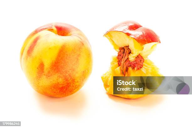 Foto de Dois Nectarines e mais fotos de stock de Alimentação Saudável - Alimentação Saudável, Amarelo, Branco