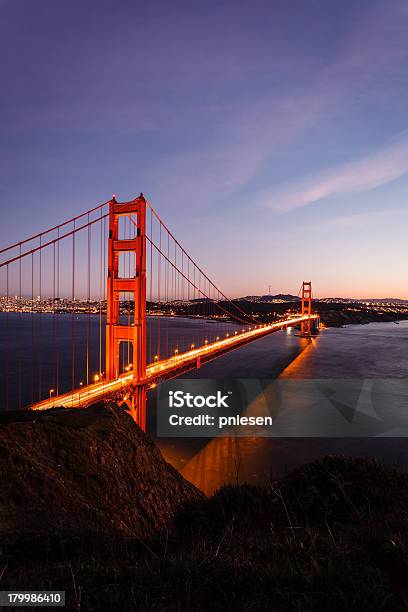 Golden Gate Bridge Riflesso Illuminato Sullo Skyline Della Città Al Tramonto - Fotografie stock e altre immagini di Acqua