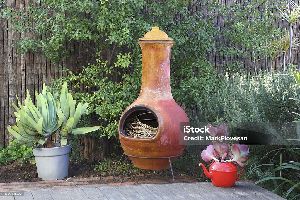 Mexicaine chimenea et brasero - Photo de Jardin de la maison libre de droits