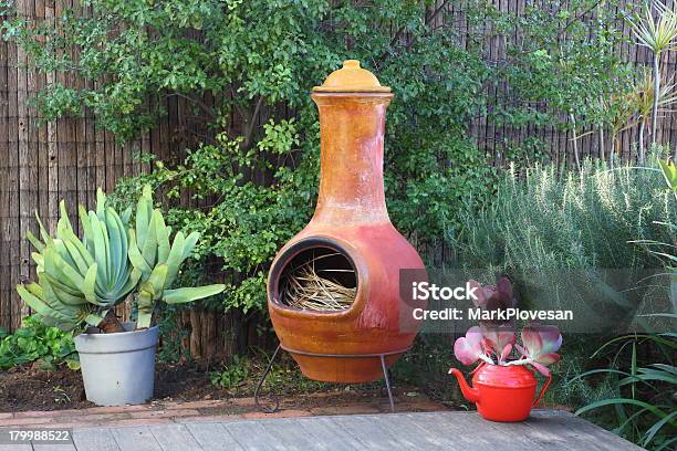 Photo libre de droit de Mexicaine Chimenea Et Brasero banque d'images et plus d'images libres de droit de Jardin de la maison - Jardin de la maison, Terre cuite, Amérique du Sud