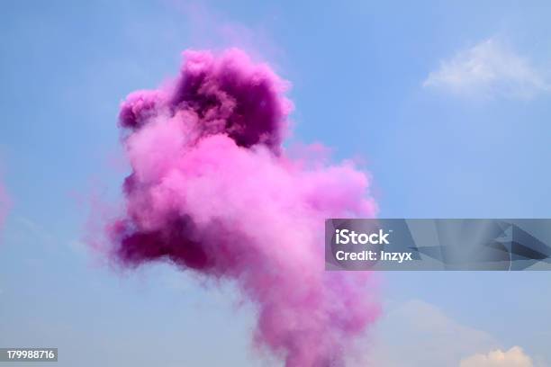 Colorato Fumo - Fotografie stock e altre immagini di Ambientazione esterna - Ambientazione esterna, Astratto, Bellezza
