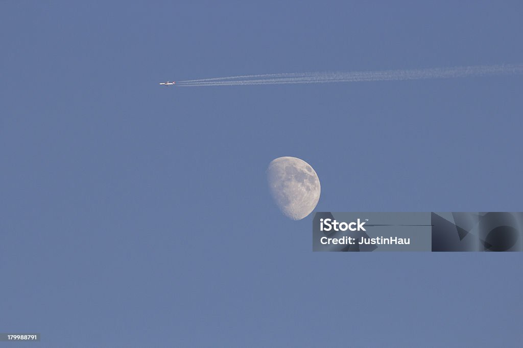 Flugzeug fliegen über den Mond - Lizenzfrei Blau Stock-Foto