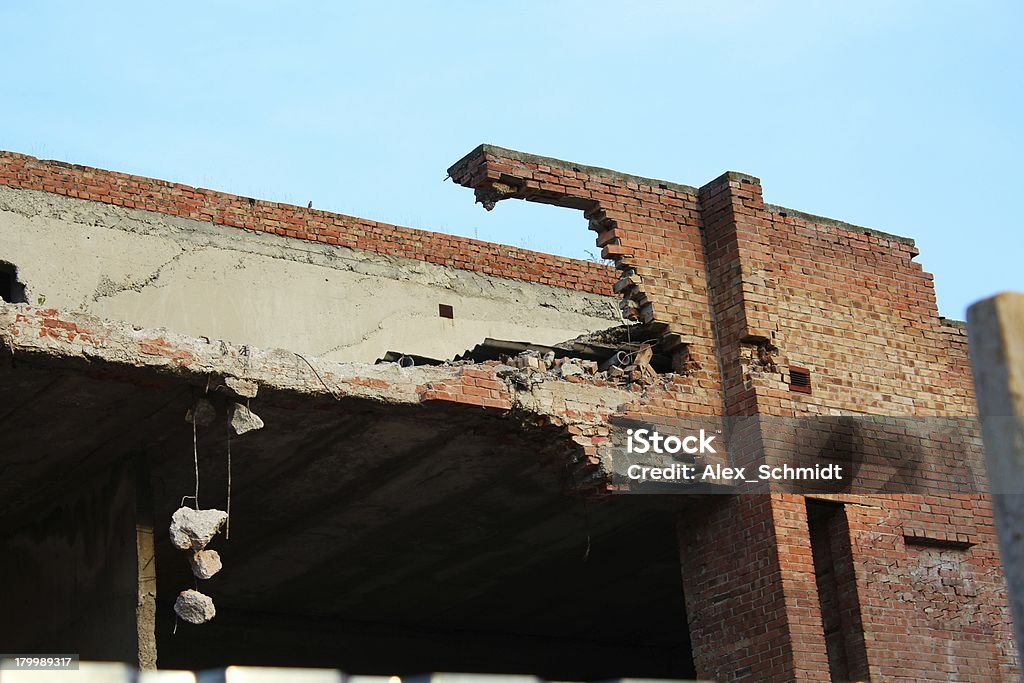 Partiellement détruit bâtiment mur de briques - Photo de Architecture libre de droits
