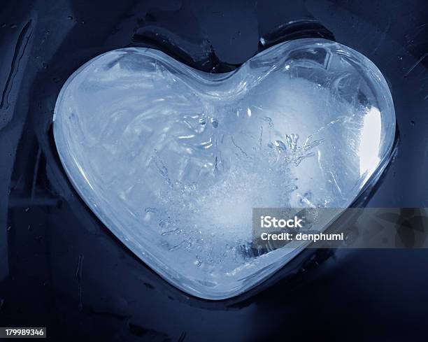 Eiswürfel Auf Weiß Stockfoto und mehr Bilder von Blase - Physikalischer Zustand - Blase - Physikalischer Zustand, Blau, Cool und Lässig