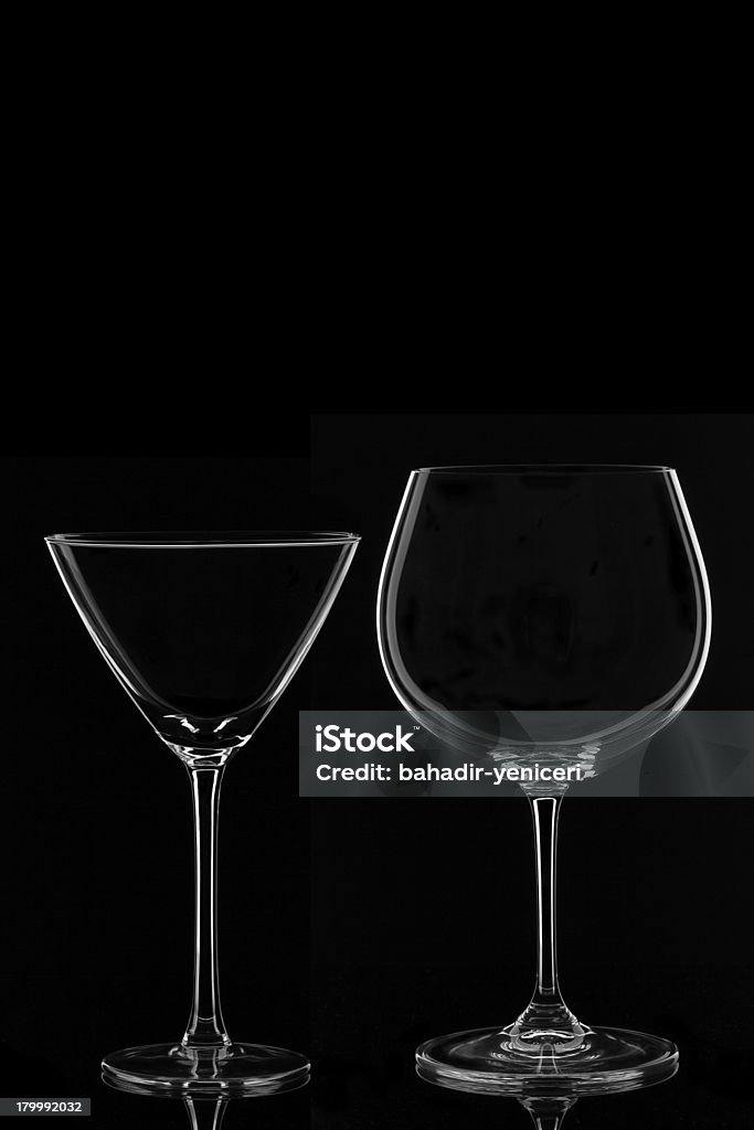 Martini y una copa de vino - Foto de stock de Oscuro libre de derechos