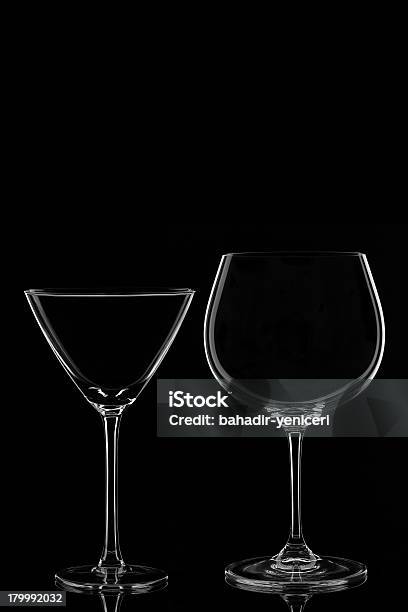 마르티니 및 와인 글래스 빈 유리잔에 대한 스톡 사진 및 기타 이미지 - 빈 유리잔, 어두운 색, 0명