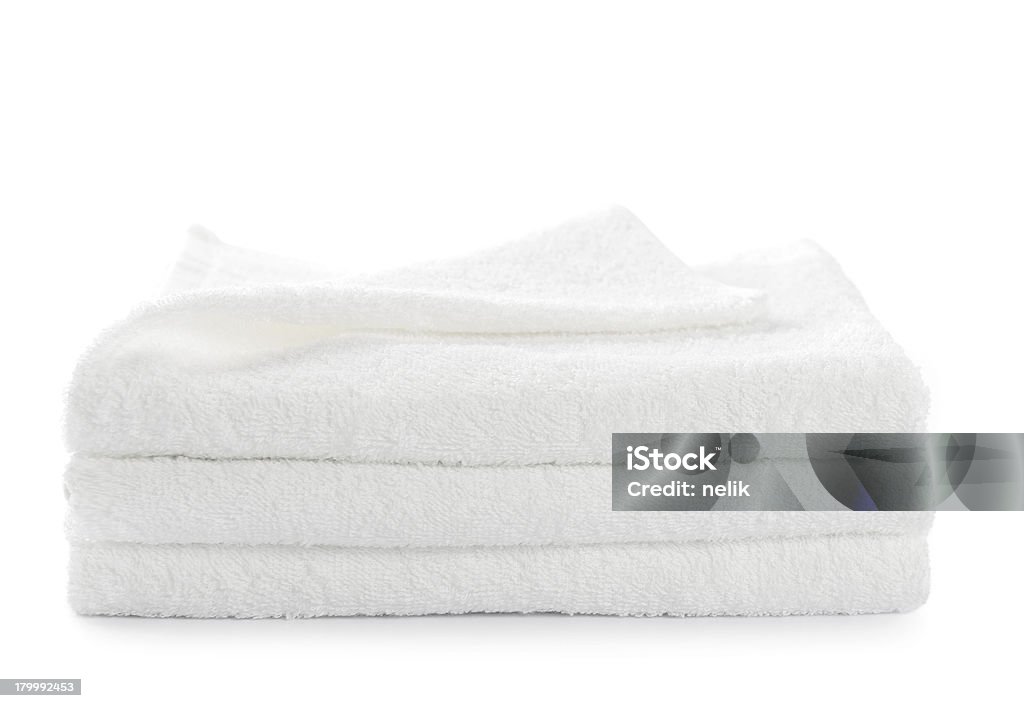 Pilha de toalhas brancas isolado - Foto de stock de Toalha royalty-free