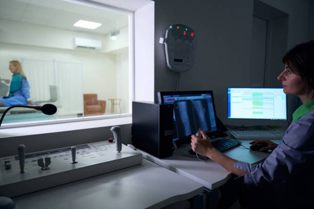 istock Experienced radiologic technologist taking digital x-ray of patient knee joints 1799927372