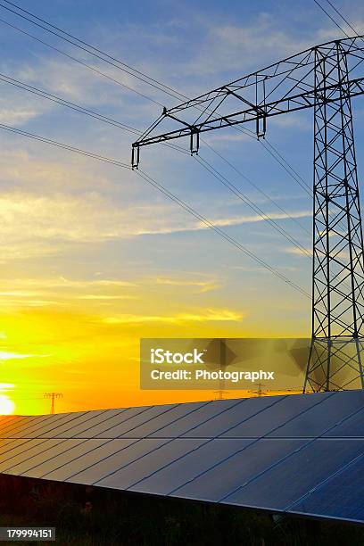 光起電性パネルや夕暮れ時の送電鉄塔 - グリーンテクノロジーのストックフォトや画像を多数ご用意 - グリーンテクノロジー, ソーラーパネル, ソーラーミラー