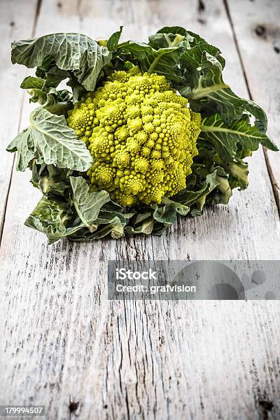 Romanesco Broccoli - Fotografie stock e altre immagini di Cavolfiore romanesco - Cavolfiore romanesco, Legno, Alimentazione sana