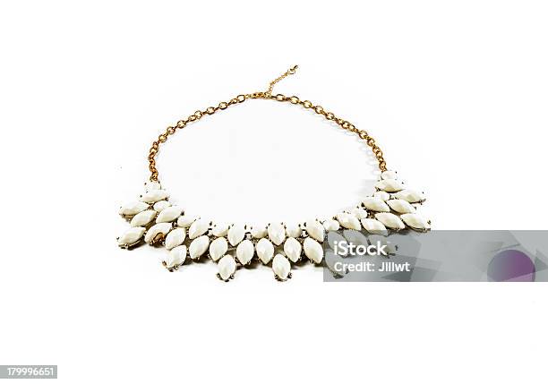 Tono Collana Di Perle Isolato Bianco - Fotografie stock e altre immagini di Accessorio personale - Accessorio personale, Accudire, Antico - Vecchio stile