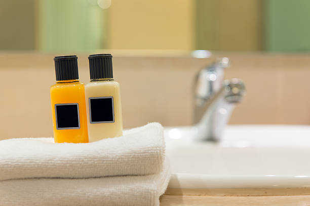 toiletries - hotel shampoo stockfoto's en -beelden