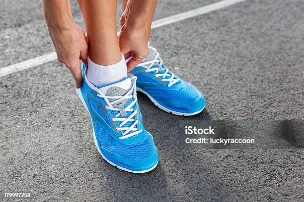 Zbliżenie Na Młoda Kobieta Wiązanie Butów Sportowych - zdjęcia stockowe i więcej obrazów Aktywny tryb życia