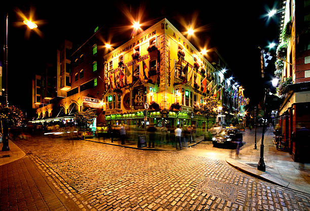 noite vista de rua de templo em dublin, irlanda - dublin ireland imagens e fotografias de stock