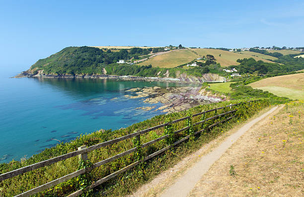 coast weg talland bay cornwall blauen himmel und meer - bay stock-fotos und bilder