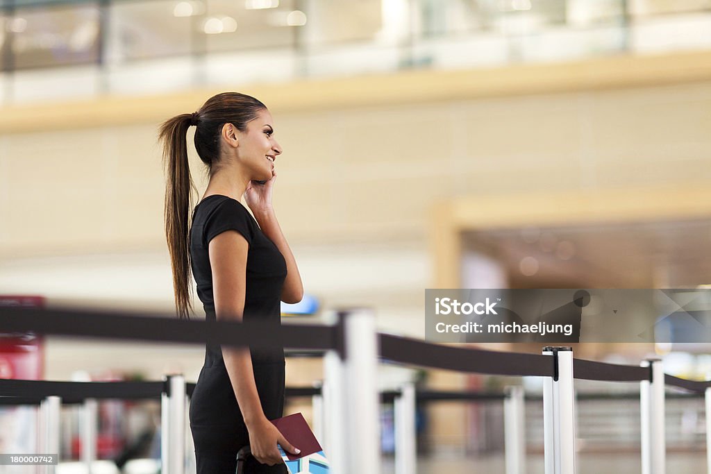 Mujer de negocios hablando por teléfono móvil en el aeropuerto - Foto de stock de Hacer cola libre de derechos