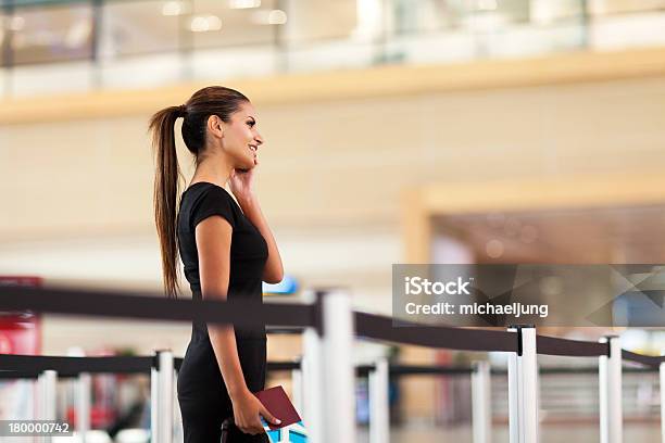 Photo libre de droit de Femme Daffaires Parler Sur Téléphone Portable À Laéroport banque d'images et plus d'images libres de droit de Faire la queue