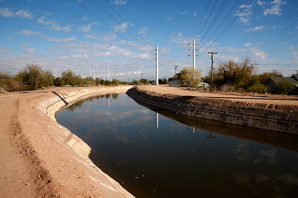 canal de água, parque papago - papago - fotografias e filmes do acervo