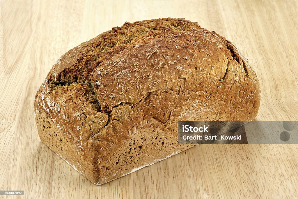 Barra de pan en una placa de madera - Foto de stock de Al horno libre de derechos