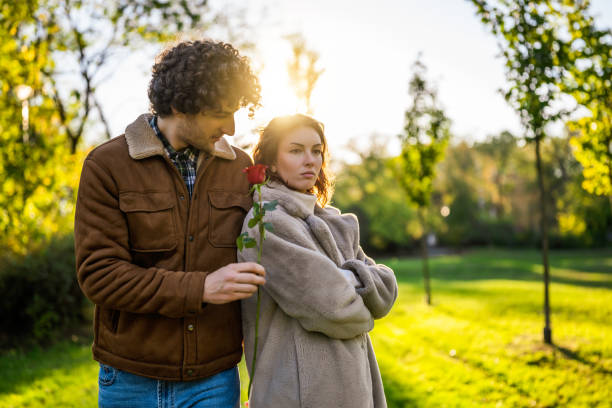 casal no parque  - boyfriend heterosexual couple married activity - fotografias e filmes do acervo