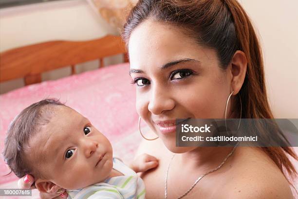 Foto de Hispânica Mãe Jovem Segurando Seu Bebê Recémnascido e mais fotos de stock de Mãe