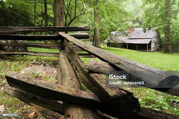 Cabin In The Woods — стоковые фотографии и другие картинки Roaring Fork Motor Nature Trail - Roaring Fork Motor Nature Trail, Без людей, Бревенчатый домик