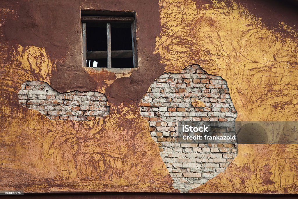 Vecchio sfondo di parete con una finestra. - Foto stock royalty-free di A forma di blocco