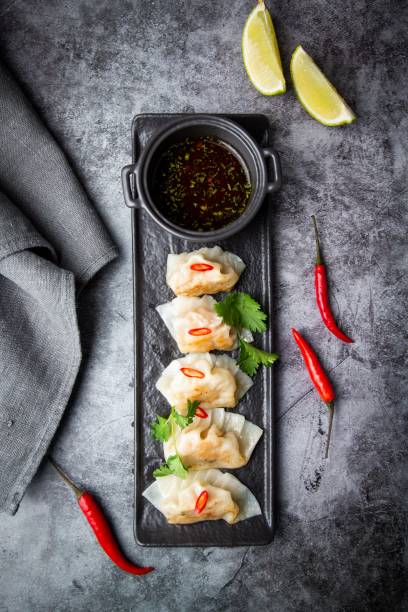 gyoza com camarões com molho de soja picante vista lateral - appetizer asia carrot maki sushi - fotografias e filmes do acervo