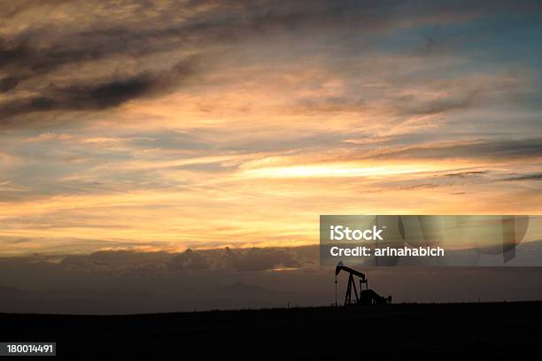 Pumpjack Foto de stock y más banco de imágenes de Acero - Acero, Agricultura, Aire libre