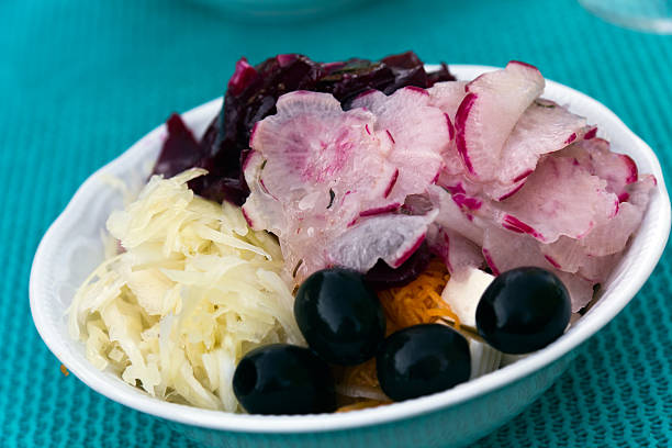 mezcla de ensalada de col, rábano, negro aceitunas - radish vegetable portion circle fotografías e imágenes de stock