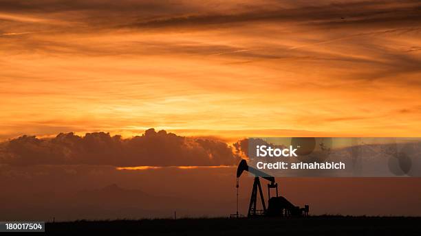 Pumpjack Foto de stock y más banco de imágenes de Acero - Acero, Agricultura, Aire libre