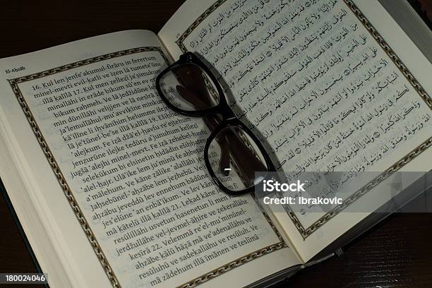 Photo libre de droit de Pages Du Saint Coran Et Des Lunettes De Geek banque d'images et plus d'images libres de droit de Allah - Allah, Coran, Couleur noire