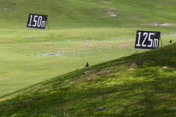 campo de golfe - letter m alphabet text sign - fotografias e filmes do acervo