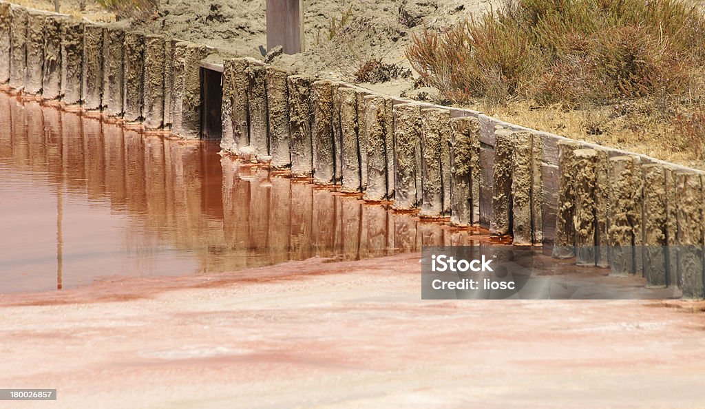 Red Wasser und Banken in Aigues mortes salt basin - Lizenzfrei Aigues Mortes Stock-Foto