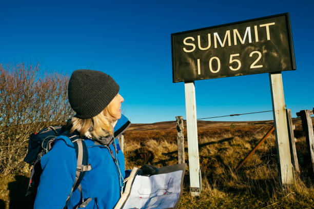 sendero de larga distancia dava way, moray, escocia - map uk hiking reading fotografías e imágenes de stock