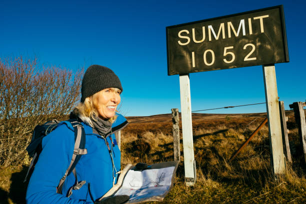 sendero de larga distancia dava way, moray, escocia - map uk hiking reading fotografías e imágenes de stock