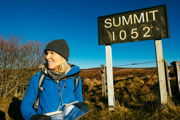 sendero de larga distancia dava way, moray, escocia - map uk hiking reading fotografías e imágenes de stock