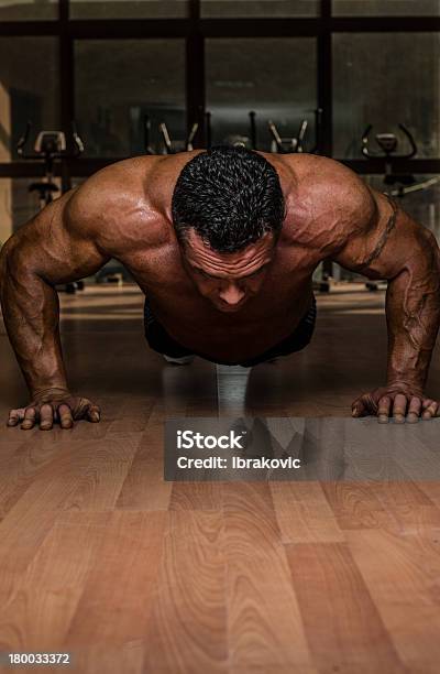 Macho Bodybuilder Haciendo Push Ups En El Piso Foto de stock y más banco de imágenes de Adulto - Adulto, Agarrar, Belleza