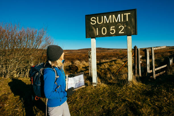 sendero de larga distancia dava way, moray, escocia - map uk hiking reading fotografías e imágenes de stock