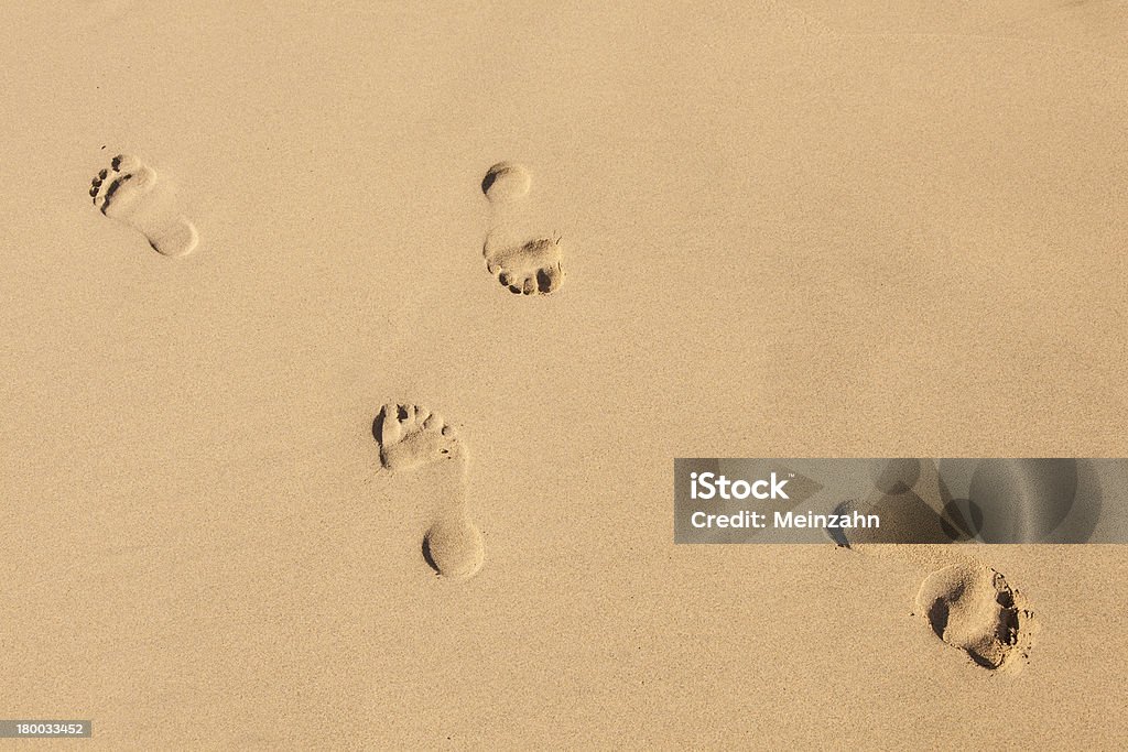 Orme umane sulla spiaggia di sabbia pulita - Foto stock royalty-free di Adulto
